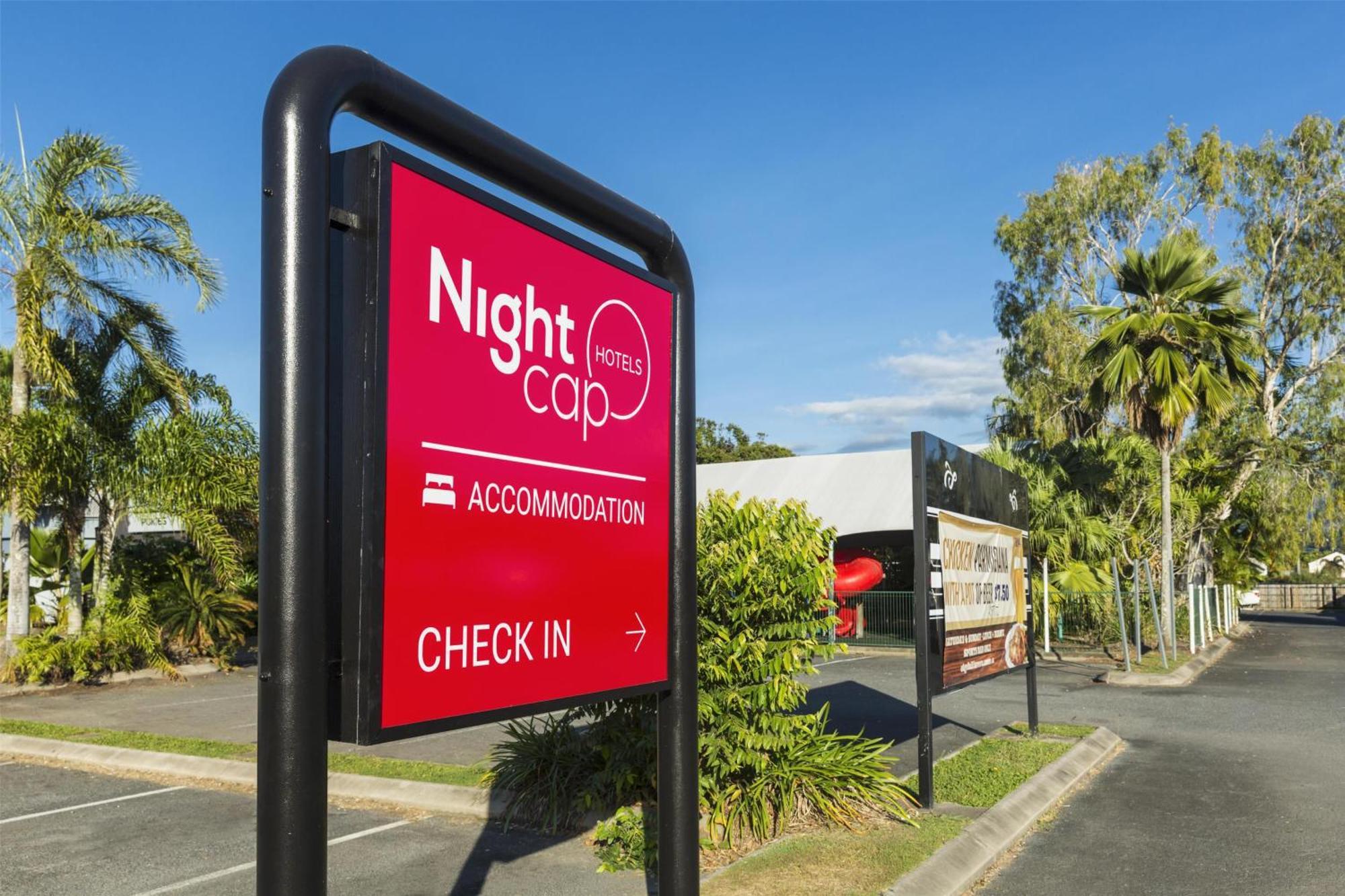 Nightcap At Edge Hill Tavern Cairns Buitenkant foto